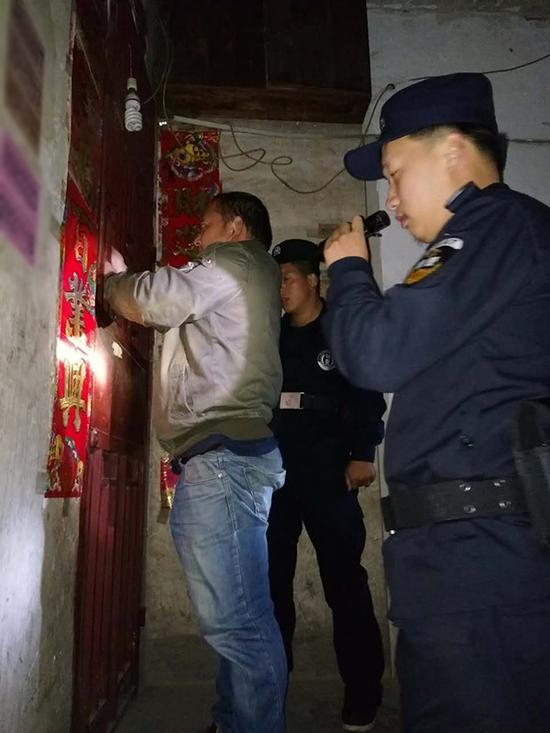 雷山县粗心妈妈误将幼女锁家中 